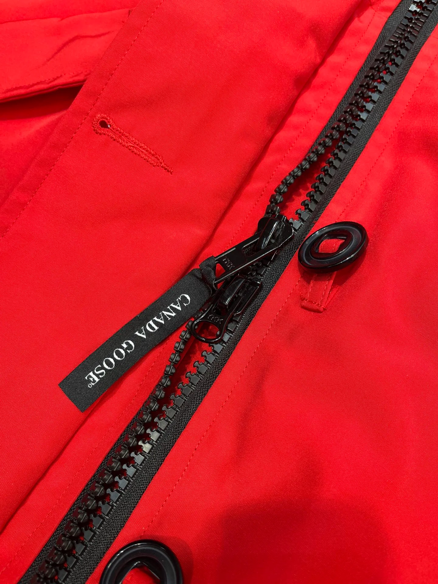 P860 Canada goose/Canada Goose 05 model 2580LA CANADA GOOSE/Canada Goose Rossclair parka women's down jacket, authentic original clothing molding, all accessories are custom-made from the original factory. This model is very unique. The zipper at the back can be opened to change into a dovetail style, with diagonal pockets and a layer of hidden pockets underneath. The official website has become a popular model. The softness and hardness of the fabric are compared with the genuine ones. It can be restored by kneading at will (fabric misunderstanding: fabrics with high hardness are not waterproof. Only those who buy the latest genuine version this year will notice the softness and comfort of the fabrics). The down is synchronized with the genuine white duck down. It is fluffy and not lumpy. The electronically controlled down charging machine is used to fill the zippers with customized genuine YKK zippers. High hardness and no lag. The fur collar is purchased from the same manufacturer as Wolf Hair. (Cooperative factory 2019 Canadian wolf skin auction and Big Goose official auction of wolf skin fur collars on the same site) All workmanship and wiring are controlled by workers with more than ten years of service. They must be horizontal and vertical, and are not crooked. The density of the inner wiring is more exquisite. Compare at will. Big goose label, collar label, washed label, hang tag, zipper rope, pocket label, back label, collar velvet, Velcro fasteners, all details of the cuffs are updated simultaneously with the original product, the best version, and the most complete color matching. The fighter in World 05 battles various world goods. Size: XS-XL